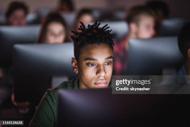 estudiante afroamericano aprendiendo una conferencia sobre pc de sobremesa en el laboratorio de computación. - laboratorio de ordenadores fotografías e imágenes de stock