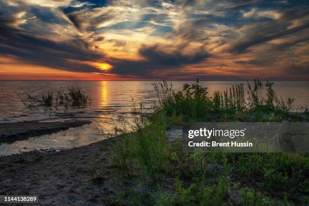 sunset over green bay - green bay wisconsin stock-fotos und bilder