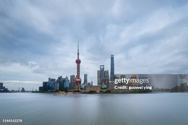 panoramic skyline of shanghai - fernsehturm oriental pearl tower stock-fotos und bilder