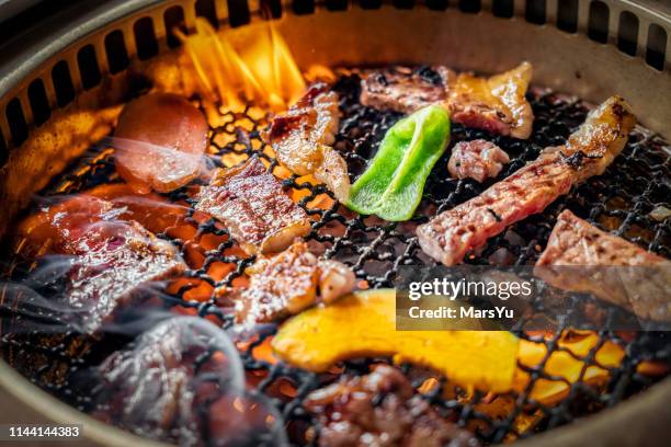 processo de cozinhar a carne crua do assado na grade no restaurante - yakiniku - fotografias e filmes do acervo