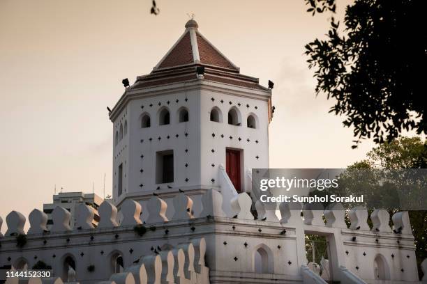 top structure of phra sumen fort during morning - sumen stock pictures, royalty-free photos & images