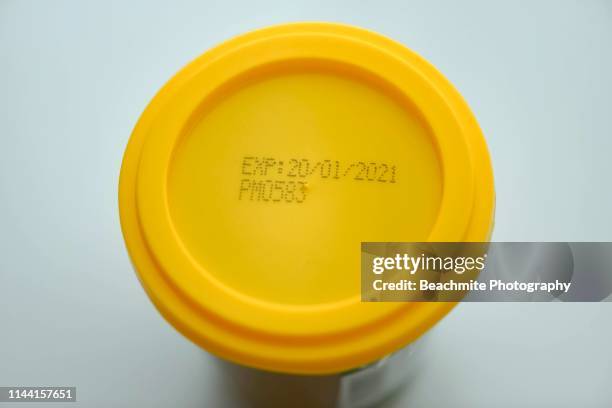 peanut butter container with expiry date printed on yellow cap - use by label ストックフォトと画像