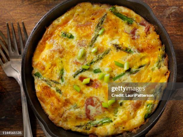 käse frittata mit spargel und schinken - frittata stock-fotos und bilder