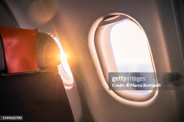 sunrise from passenger airplane seat - interior del vehículo fotografías e imágenes de stock