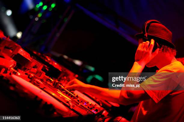 dj - technics turntable fotografías e imágenes de stock