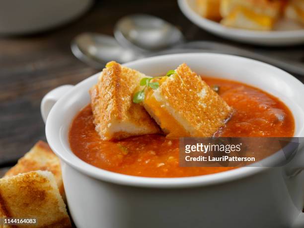 soupe aux tomates rôties, à l’ail et au basilic avec croûtons au fromage grillé - croûton photos et images de collection