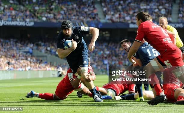 Scott Fardy of Leinster charges to score a second half try during the Champions Cup Semi Final match between Leinster Rugby and Toulouse at the Aviva...