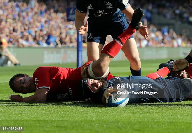 Scott Fardy of Leinster dives over to score a second half try during the Champions Cup Semi Final match between Leinster Rugby and Toulouse at the...
