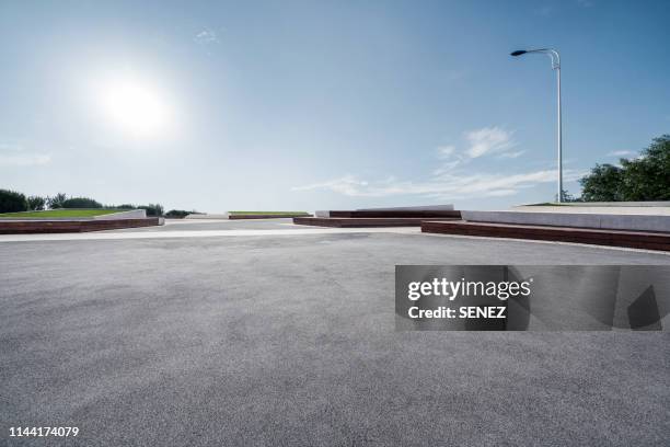 empty parking lot - parking lot stockfoto's en -beelden