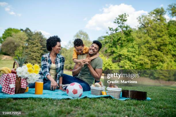 glückliche familie verbringt einen frühlingstag beim picknick - picnic stock-fotos und bilder