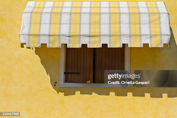 toldos de color amarillo - awning window fotografías e imágenes de stock