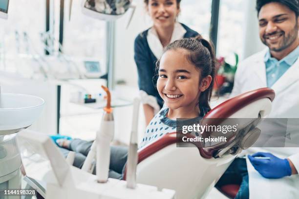 madre e figlia nello studio del dentista - dentista bambini foto e immagini stock