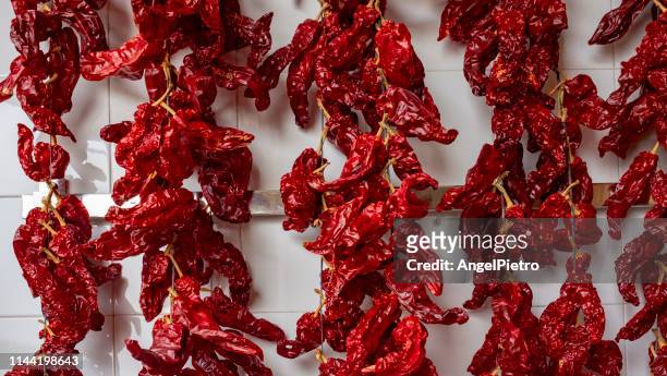 hanged dried peppers - lebensmittel trocknen stock-fotos und bilder