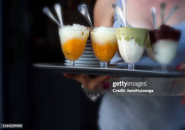 salina, sicilia: donna con vassoio di granita - sorbetto foto e immagini stock