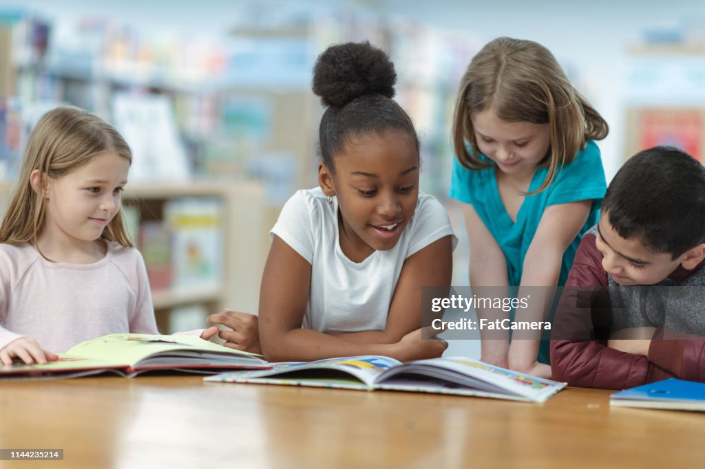 Niños leyendo