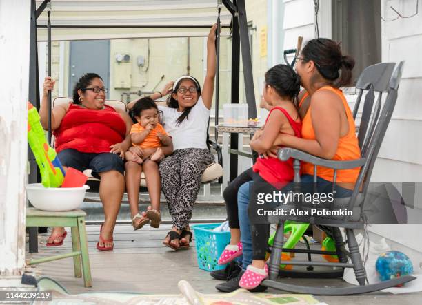 der große glückliche latino mexikanisch-amerikanische familie ruht auf der veranda seines hauses - hot mexican girls stock-fotos und bilder