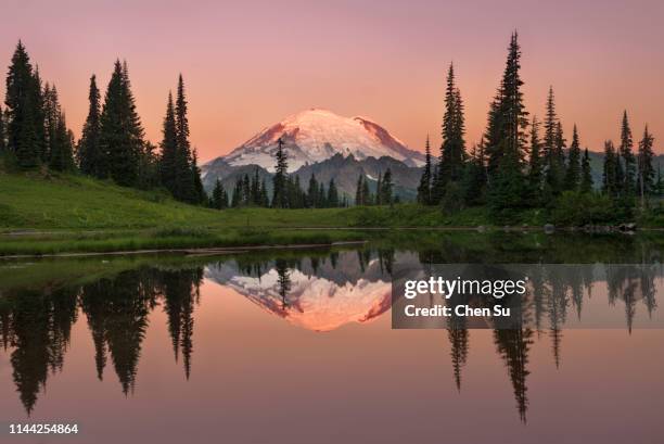tipsoo lake sunrise - mount rainier nationalpark stock-fotos und bilder