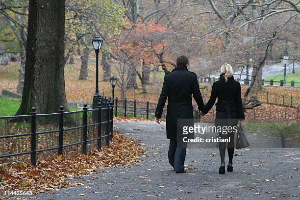 lovers at central park - couple central park stockfoto's en -beelden