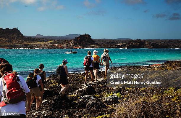 group of travelers in galapagos islands - îles galapagos photos et images de collection