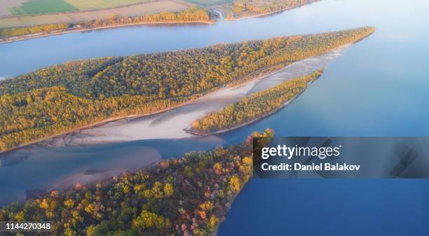 luftaufnahme über die donau bei sonnenuntergang im herbst. - danube river stock-fotos und bilder