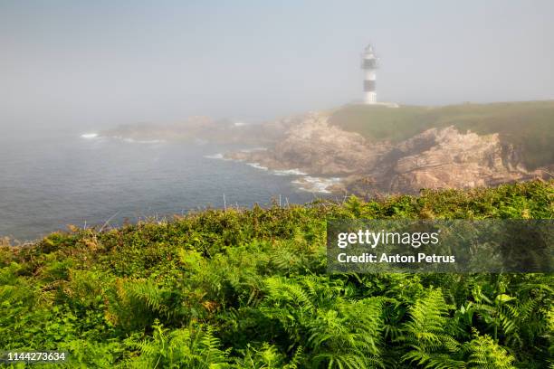 lighthouse of pancha island in ribadeo, galicia, spain. - estuario fotografías e imágenes de stock