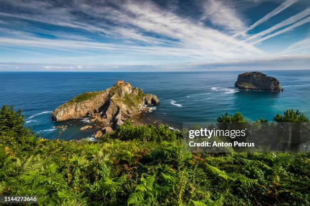 san juan de gaztelugatxe at summer day in basque country, spain. - gaztelugatxe fotografías e imágenes de stock
