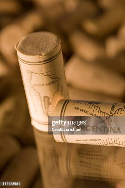 corcho de vino - malbec fotografías e imágenes de stock