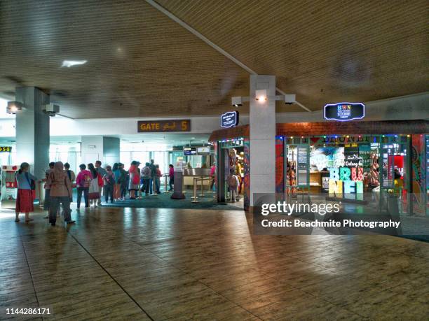 brunei international airport departure hall - bandar seri begawan - fotografias e filmes do acervo