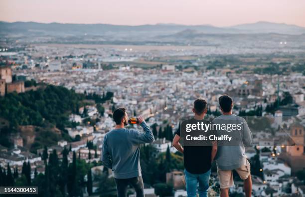 na een goede tijd met vrienden - granada spanje stockfoto's en -beelden