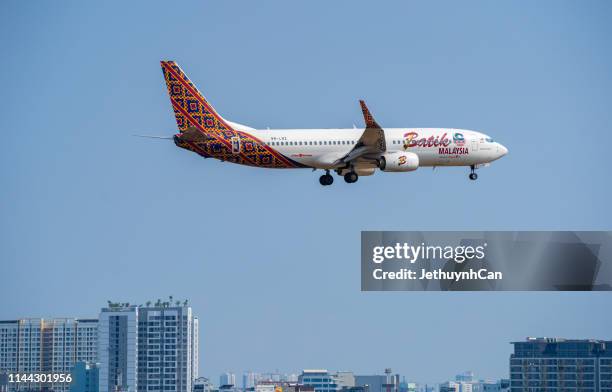 boeing 737-800 airplane of batik air malaysia landing at tan son nhat airport (sgn) in saigon - malaysia batik stock pictures, royalty-free photos & images