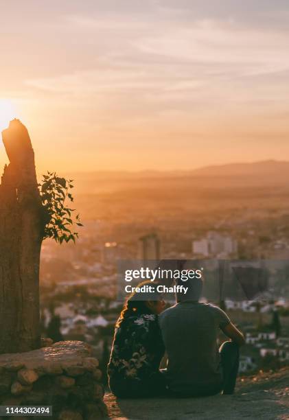 niño y niña en la montaña - granada españa fotografías e imágenes de stock