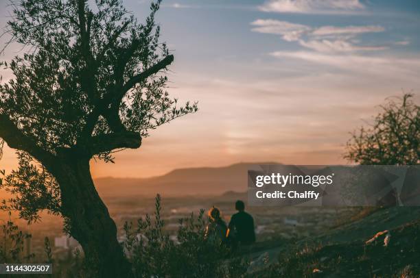 niño y niña en la montaña - granada españa fotografías e imágenes de stock