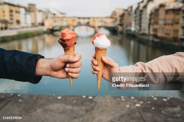 jong stel dat een ijsje eet in florence, italië - blank room stockfoto's en -beelden
