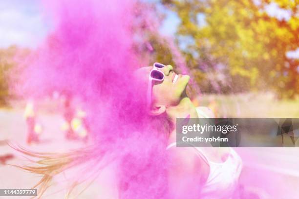 amar el festival de polvo de color - powder throw fotografías e imágenes de stock