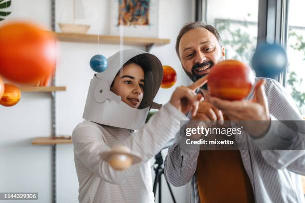 vamos a visitar este planeta en el futuro, ¿verdad? - cosmonauta fotografías e imágenes de stock