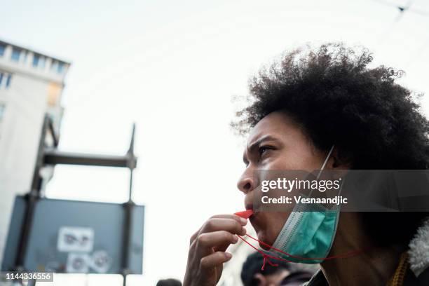 jovens protestantes - protestor mask - fotografias e filmes do acervo