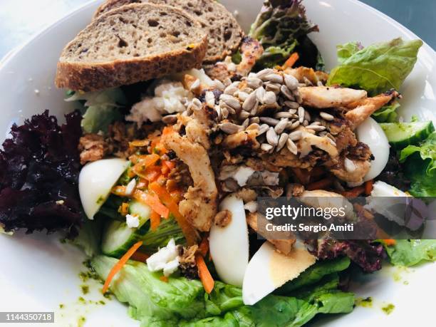 chicken, goat cheese, egg and cress salad - sonnenblumenkerne stock-fotos und bilder