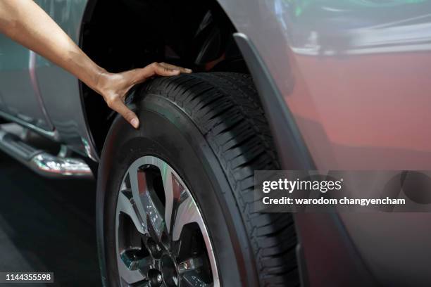 hand man checking air pressure air car tire - image - rueda fotografías e imágenes de stock