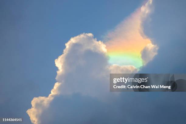iridescent clouds - regenboog stockfoto's en -beelden