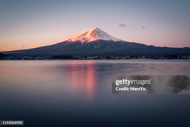 mt. fuji bij dageraad - mt fuji stockfoto's en -beelden