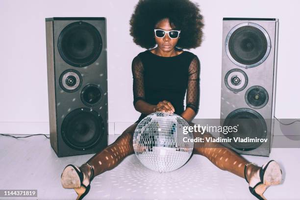 afrikaanse vrouw in zwarte jurk en zonnebrillen bedrijf disco ball - panty girl stockfoto's en -beelden