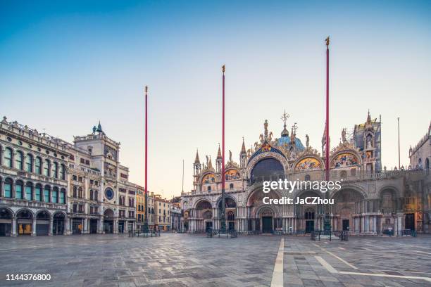 st. mark's basiliek in de ochtend, venetië, italië - venezia stockfoto's en -beelden