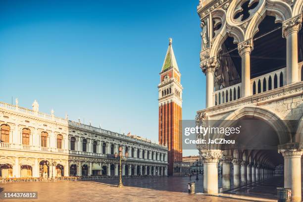 st marks square in de ochtend, venetië, italië - doge's palace stockfoto's en -beelden