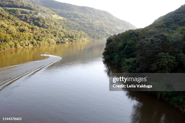 a majestic river flows between mountains, in a green valley. - état du rio grande do sul photos et images de collection