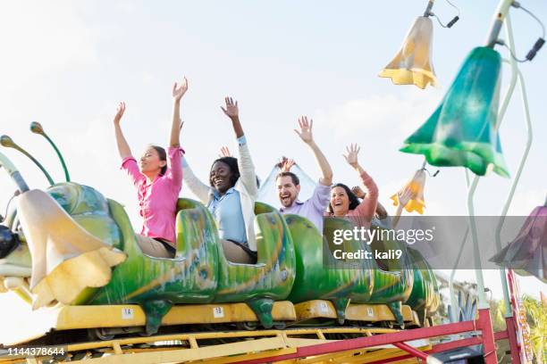 team-team baut auf vergnügungspark-achterbahn - young woman screaming on a rollercoaster stock-fotos und bilder