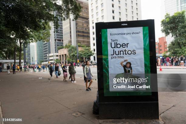 anuncio de uber juntos en são paulo, brasil - economía colaborativa fotografías e imágenes de stock