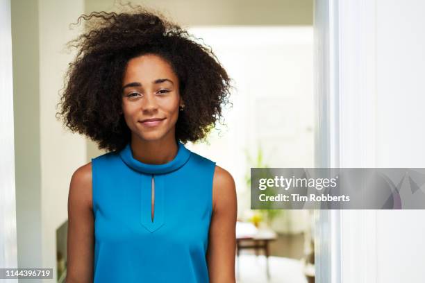 woman looking at camera - headshots for testimonial stock-fotos und bilder