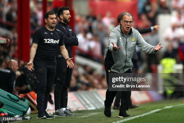 Leeds Manager Marcelo Bielsa instructs his team during the Sky Bet Championship match between Brentford and Leeds United at Griffin Park on April 22,...