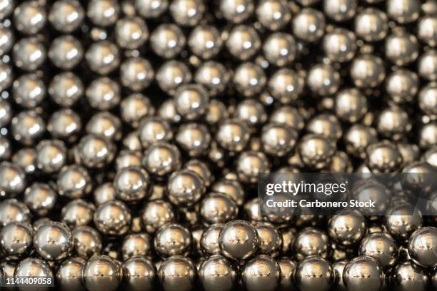 bolas de metal amontonadas - bearings metal stock pictures, royalty-free photos & images