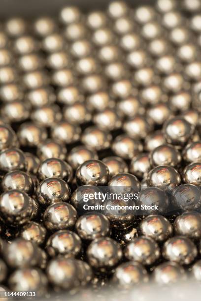 perspectiva de bolas metálicas - bearings metal stock pictures, royalty-free photos & images